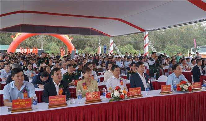 Các đại biểu dự Lễ khởi công Dự án “Xây dựng trường phổ thông nội trú liên cấp tiểu học và trung học cơ sở tại 7 xã biên giới tỉnh Gia Lai”. Ảnh: Hoài Nam - TTXVN