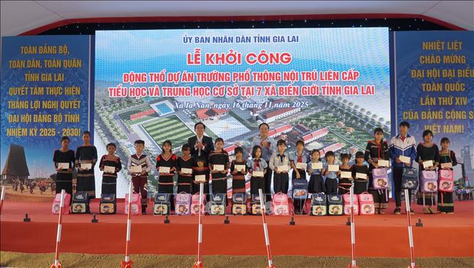 Phó Thủ tướng Hồ Quốc Dũng tặng quà cho học sinh đồng bào dân tộc thiểu số nghèo các xã biên giới tỉnh Gia Lai. Ảnh: Hoài Nam - TTXVN