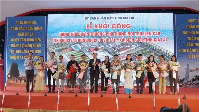 Phó Thủ tướng Hồ Quốc Dũng tặng quà cho các giáo viên có hoàn cảnh khó khăn các xã biên giới tỉnh Gia Lai.
Ảnh: Hoài Nam - TTXVN