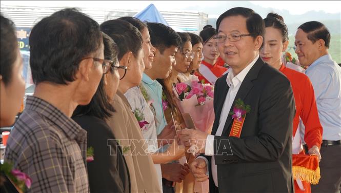 Phó Thủ tướng Hồ Quốc Dũng tặng quà cho các giáo viên có hoàn cảnh khó khăn các xã biên giới tỉnh Gia Lai.
Ảnh: Hoài Nam - TTXVN