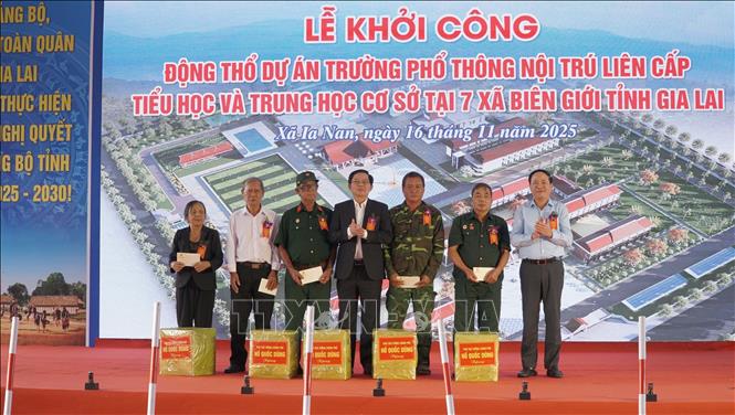 Phó Thủ tướng Hồ Quốc Dũng tặng quà cho các gia đình chính sách các xã biên giới tỉnh Gia Lai.
Ảnh: Hoài Nam - TTXVN