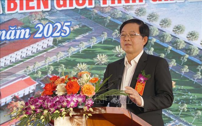 Phó Thủ tướng Hồ Quốc Dũng phát biểu tại Lễ khởi công Dự án “Xây dựng trường phổ thông nội trú liên cấp tiểu học và trung học cơ sở tại 7 xã biên giới tỉnh Gia Lai”. Ảnh: Hoài Nam - TTXVN