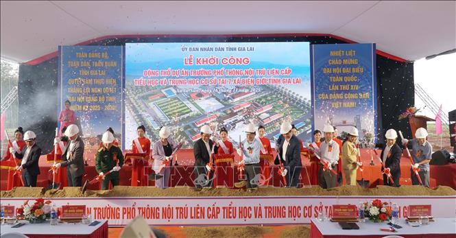 Phó Thủ tướng Hồ Quốc Dũng cùng các đại biểu thực hiện nghi thức khởi công Dự án “Xây dựng trường phổ thông nội trú liên cấp tiểu học và trung học cơ sở tại 7 xã biên giới tỉnh Gia Lai”. Ảnh: Hoài Nam - TTXVN