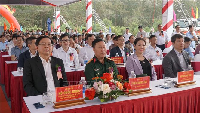 Phó Thủ tướng Hồ Quốc Dũng dự Lễ khởi công Dự án “Xây dựng trường phổ thông nội trú liên cấp tiểu học và trung học cơ sở tại 7 xã biên giới tỉnh Gia Lai”.
Ảnh: Hoài Nam - TTXVN