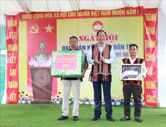 Phó Chủ tịch Quốc hội Trần Quang Phương tặng quà cho cán bộ, nhân dân làng Xộp. Ảnh: Dư Toán - TTXVN