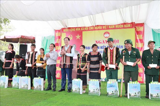 Phó Chủ tịch Quốc hội Trần Quang Phương tặng quà cho cán bộ, nhân dân làng Xộp. Ảnh: Dư Toán - TTXVN