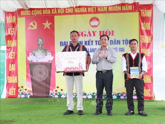 Ủy viên dự khuyết Trung ương Đảng, Phó Bí thư Thường trực Tỉnh ủy Quảng Ngãi U Huấn tặng quà cho cán bộ, nhân dân làng Xộp. Ảnh: Dư Toán - TTXVN