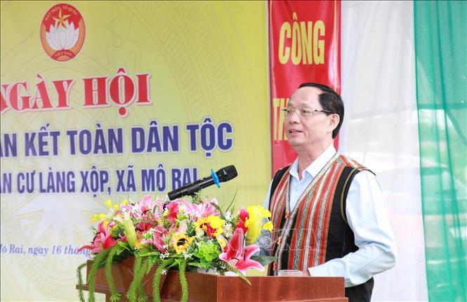 Phó Chủ tịch Quốc hội Trần Quang Phương phát biểu tại Ngày hội Đại đoàn kết toàn dân tộc làng Xộp. Ảnh: Dư Toán - TTXVN