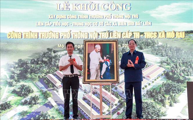 Phó Chủ tịch Quốc hội Trần Quang Phương tặng quà cho thầy, trò Trường Phổ thông nội trú liên cấp Tiểu học – Trung học cơ sở xã Mô Rai. Ảnh: Dư Toán - TTXVN