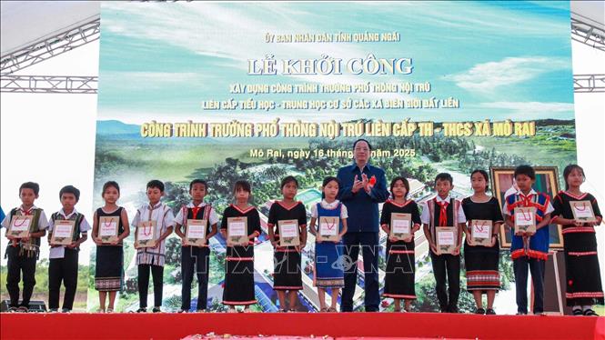 Phó Chủ tịch Quốc hội Trần Quang Phương tặng quà các em học sinh Trường Phổ thông nội trú liên cấp Tiểu học – Trung học cơ sở xã Mô Rai. Ảnh: Dư Toán - TTXVN