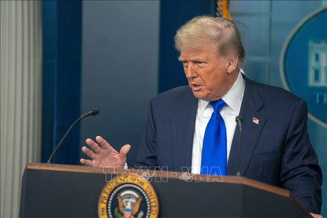 Tổng thống Mỹ Donald Trump phát biểu họp báo tại Nhà Trắng. Ảnh: THX/TTXVN