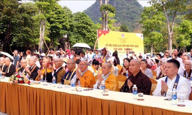 Tăng ni, phật tử và du khách tham gia Lễ hội giao lưu văn hóa Phật giáo Việt Nam và Nhật Bản. Ảnh: Nguyễn Chinh – TTXVN