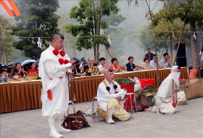 Chư tăng phái đoàn Phật giáo Nhật Bản thực hiện Lễ hỏa tịnh. Ảnh: Nguyễn Chinh - TTXVN