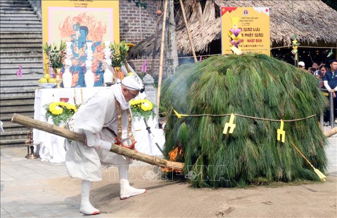 Lễ hỏa tịnh - nghi thức sử dụng sức mạnh của mặt trời để xua đuổi những điều xấu và bệnh tật. Ảnh: Nguyễn Chinh - TTXVN