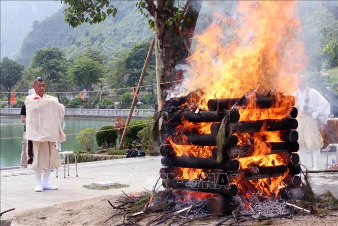 Với sức mạnh biểu trưng của lửa, Lễ Hỏa tịnh nhắc nhở con người biết trân trọng những phước lành của mặt trời.  Ảnh: Nguyễn Chinh - TTXVN