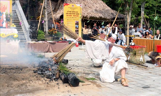 Chư tăng phái đoàn Phật giáo Nhật Bản thực hiện Lễ hỏa tịnh. Ảnh: Nguyễn Chinh - TTXVN