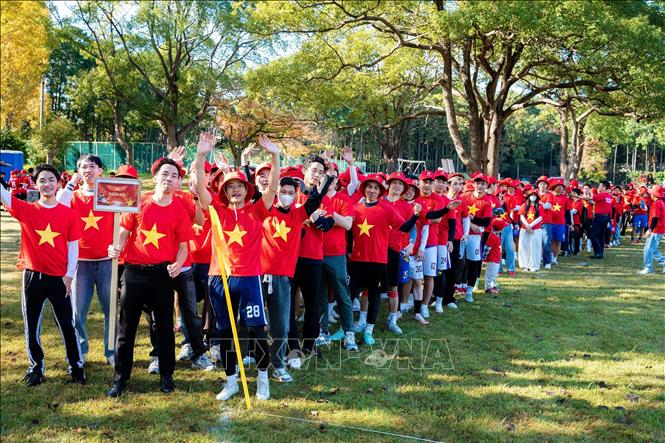 Một khối trong cộng đồng tham gia xếp hình lá cờ Việt Nam. Ảnh: Xuân Giao - PV TTXVN tại Nhật Bản