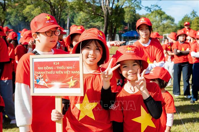 Khối Thanh thiến niên Việt Nam tham gia xếp hình cờ Tổ quốc. Ảnh: Xuân Giao - PV TTXVN tại Nhật Bản