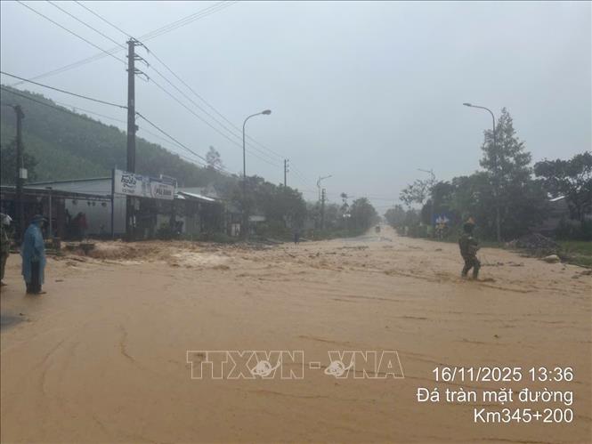 Một số tuyến đường của xã A Lưới 3 bị ngập, nước chảy siết do mưa lớn. Ảnh: TTXVN phát