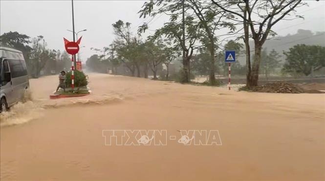 Một số tuyến đường của xã A Lưới 3 bị ngập, nước chảy siết do mưa lớn. Ảnh: TTXVN phát 