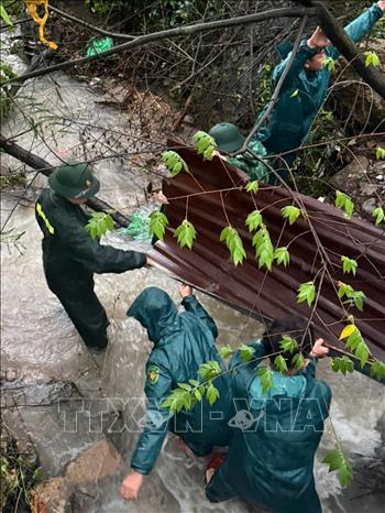 Cán bộ, chiến sĩ Đồn biên phòng cửa khẩu cảng Nha Trang phối hợp cùng các lực lượng địa phương tổ chức khơi thông các kênh, rãnh thoát nước không để tắc nghẽn. Ảnh: TTXVN phát