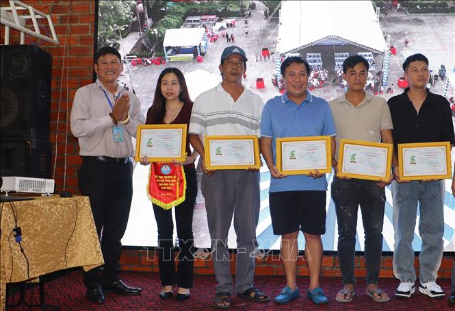 Trao giải vàng cho các nghệ nhân. Ảnh: Lê Thúy Hằng – TTXVN. 