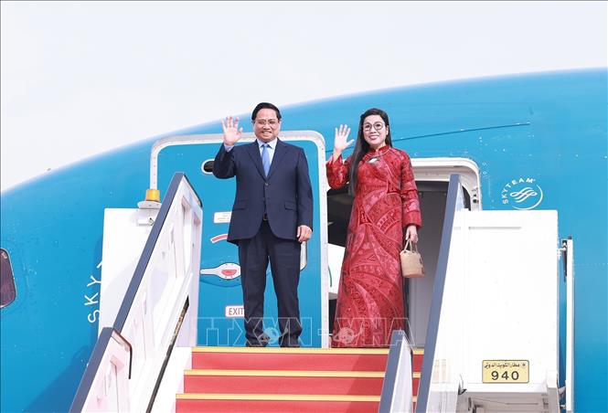 Thủ tướng Phạm Minh Chính và Phu nhân đến sân bay quốc tế Kuwait. Ảnh: Dương Giang-TTXVN 
