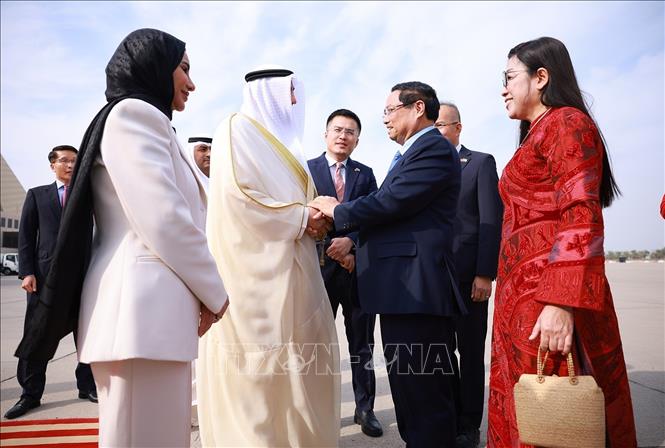 Các quan chức Kuwait đón Thủ tướng Phạm Minh Chính và Phu nhân tại sân bay quốc tế Kuwait. Ảnh: Dương Giang-TTXVN 
