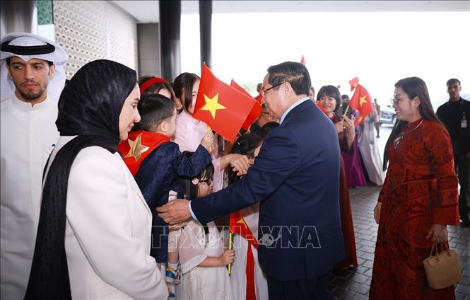 Cán bộ, nhân viên Đại sứ quán và cộng đồng người Việt Nam tại Kuwait đón Thủ tướng Phạm Minh Chính và Phu nhân. Ảnh: Dương Giang-TTXVN 