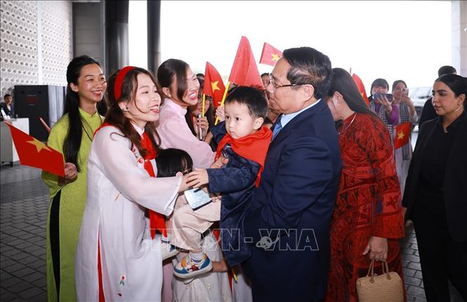 Cán bộ, nhân viên Đại sứ quán và cộng đồng người Việt Nam tại Kuwait đón Thủ tướng Phạm Minh Chính và Phu nhân. Ảnh: Dương Giang-TTXVN 