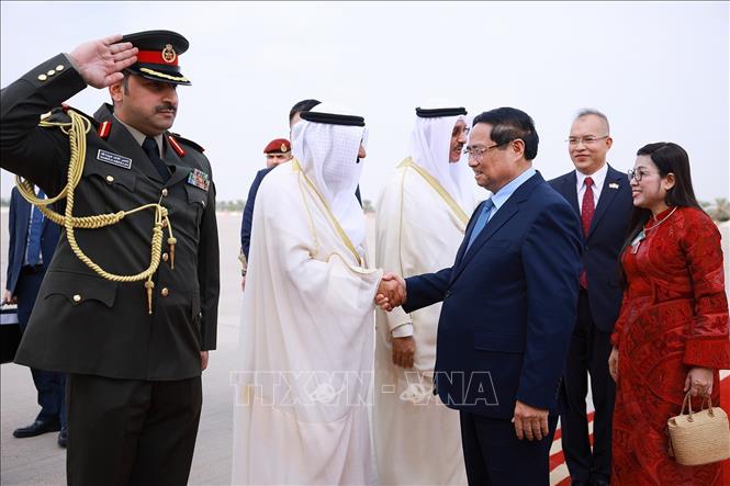 Các quan chức Kuwait đón Thủ tướng Phạm Minh Chính và Phu nhân tại sân bay quốc tế Kuwait. Ảnh: Dương Giang-TTXVN 
