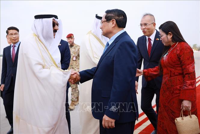 Các quan chức Kuwait đón Thủ tướng Phạm Minh Chính và Phu nhân tại sân bay quốc tế Kuwait. Ảnh: Dương Giang-TTXVN 
