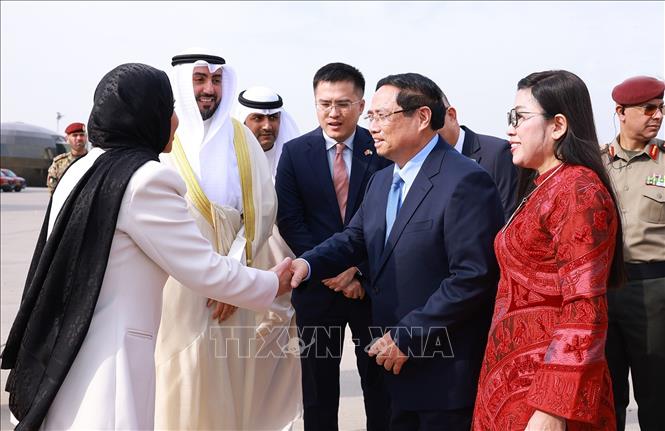 Các quan chức Kuwait đón Thủ tướng Phạm Minh Chính và Phu nhân tại sân bay quốc tế Kuwait. Ảnh: Dương Giang-TTXVN 
