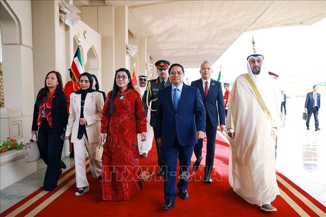 Thủ tướng Phạm Minh Chính và Phu nhân bắt đầu chuyến thăm chính thức Kuwait. Ảnh: Dương Giang-TTXVN 
