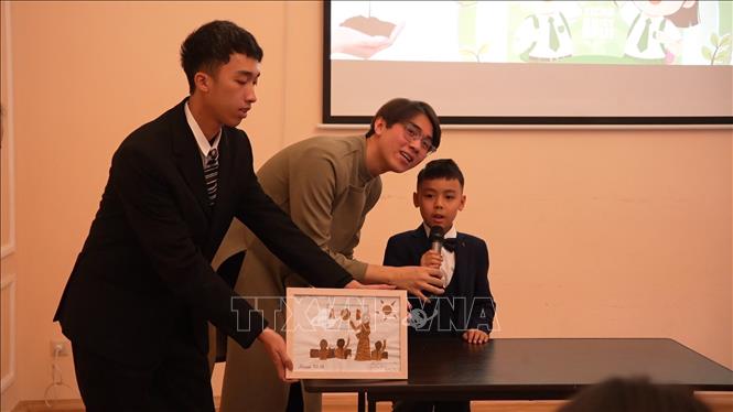 Một tác phẩm mang đến tham dự chung kết cuộc thi “Từ lá cũ ươm mầm Biết ơn