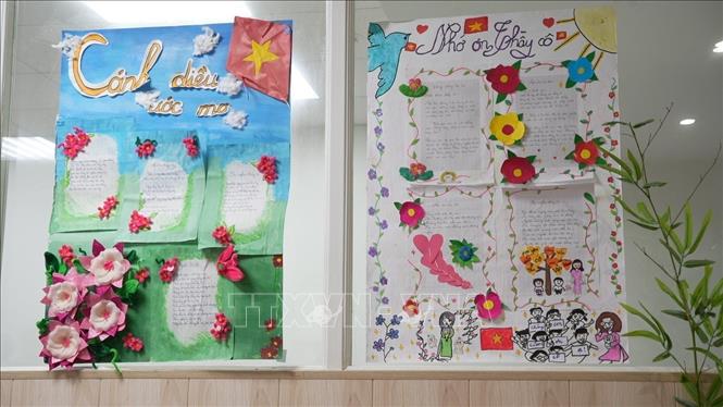 Báo tường do các em học sinh là con em người Việt tự vẽ nhằm tri ân các thầy cô nhân ngày 20/11. Ảnh: Trần Hải - PV TTXVN tại Nga