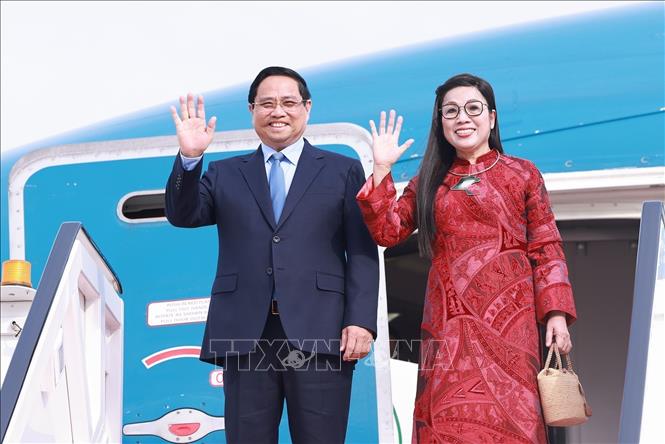 Prime Minister Pham Minh Chinh and his spouse arrive at Kuwait international airport, beginning their official visit to the Middle Eastern country. VNA Photo: Dương Giang