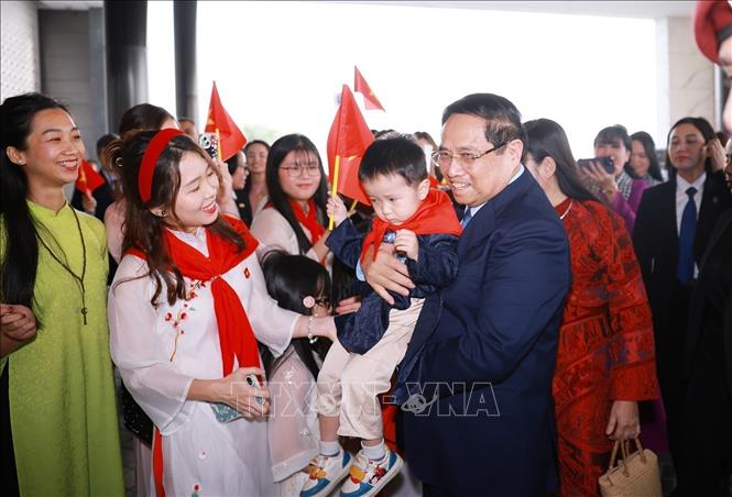 Staff of the Vietnamese Embassay and Vietnamese community in Kuwait welcome Prime Minister Pham Minh Chinh and his spouse. VNA Photo: Dương Giang