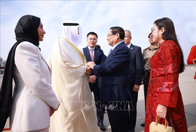 A welcome ceremony held for Prime Minister Pham Minh Chinh at Kuwait international airport. VNA Photo: Dương Giang