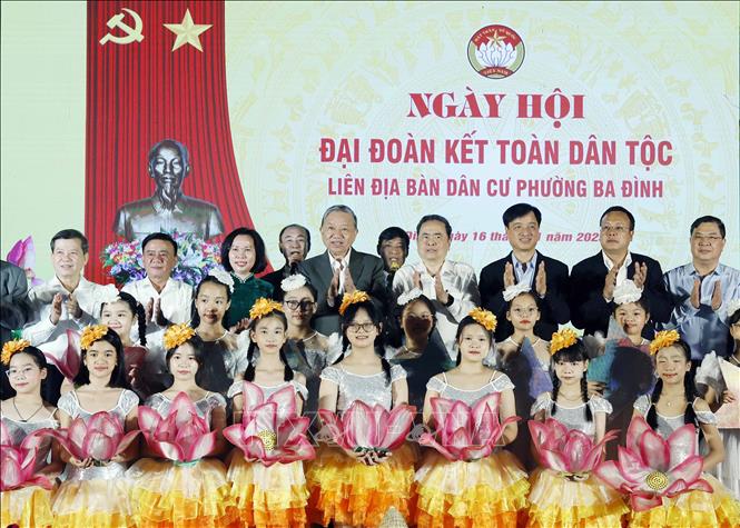 Tổng Bí thư Tô Lâm, Chủ tịch Quốc hội Trần Thanh Mẫn và các đại biểu dự Ngày hội Đại đoàn kết toàn dân tộc tại liên địa bàn dân cư cụm 1, phường Ba Đình, Hà Nội. Ảnh: Thống Nhất – TTXVN