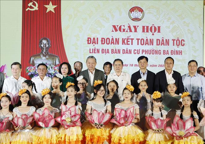 Tổng Bí thư Tô Lâm, Chủ tịch Quốc hội Trần Thanh Mẫn và các đại biểu dự Ngày hội Đại đoàn kết toàn dân tộc tại liên địa bàn dân cư cụm 1, phường Ba Đình, Hà Nội. Ảnh: Thống Nhất – TTXVN