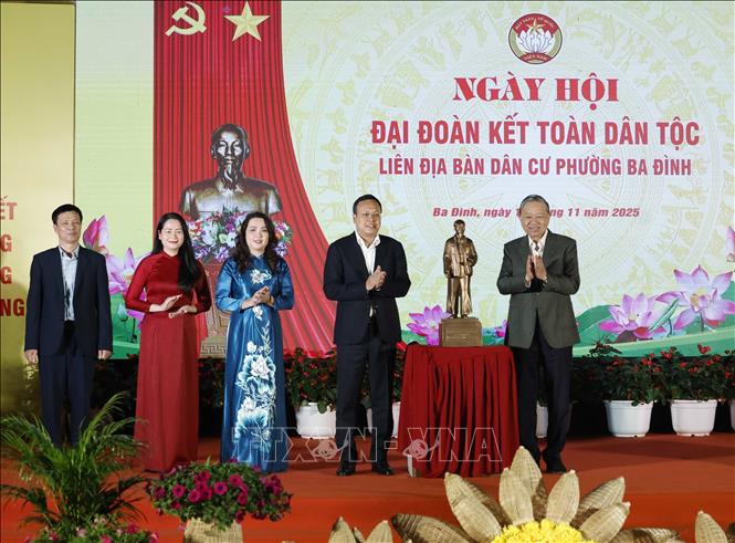 Tổng Bí thư Tô Lâm tặng bức tượng Chủ tịch Hồ Chí Minh cho Đảng bộ, chính quyền và Nhân dân phường Ba Đình. Ảnh: Thống Nhất – TTXVN
