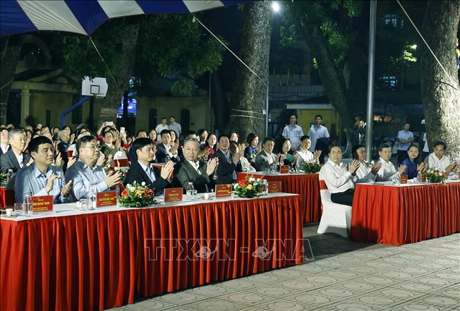 Tổng Bí thư Tô Lâm, Chủ tịch Quốc hội Trần Thanh Mẫn, Thường trực Ban Bí thư Trần Cẩm Tú và các đại biểu dự Ngày hội Đại đoàn kết toàn dân tộc tại liên địa bàn dân cư cụm 1, phường Ba Đình, Hà Nội. Ảnh: Thống Nhất – TTXVN