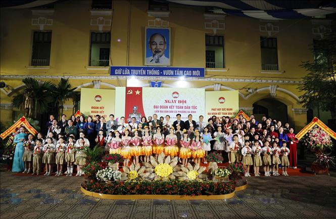 Tổng Bí thư Tô Lâm, Chủ tịch Quốc hội Trần Thanh Mẫn, Thường trực Ban Bí thư Trần Cẩm Tú và các đại biểu dự Ngày hội Đại đoàn kết toàn dân tộc tại liên địa bàn dân cư cụm 1, phường Ba Đình, Hà Nội. Ảnh: Thống Nhất – TTXVN