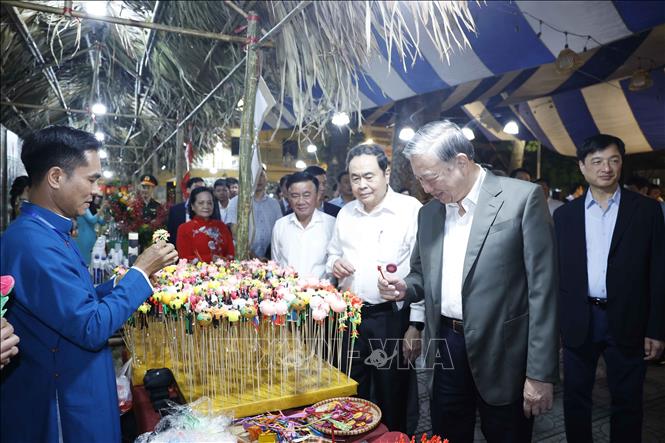 Tổng Bí thư Tô Lâm, Chủ tịch Quốc hội Trần Thanh Mẫn, Thường trực Ban Bí thư Trần Cẩm Tú và đại biểu tham quan các gian hàng OCOP. Ảnh: Thống Nhất – TTXVN