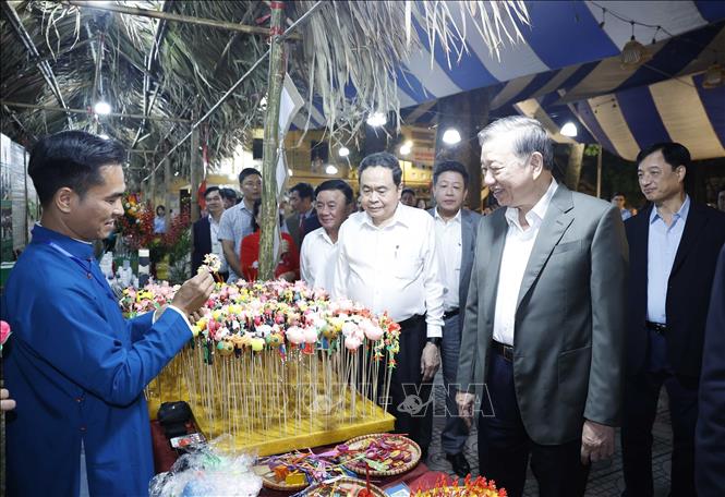 Tổng Bí thư Tô Lâm, Chủ tịch Quốc hội Trần Thanh Mẫn, Thường trực Ban Bí thư Trần Cẩm Tú và đại biểu tham quan các gian hàng OCOP. Ảnh: Thống Nhất – TTXVN