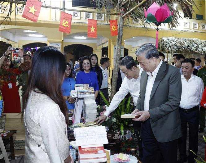 Tổng Bí thư Tô Lâm, Chủ tịch Quốc hội Trần Thanh Mẫn, Thường trực Ban Bí thư Trần Cẩm Tú và đại biểu tham quan các gian hàng OCOP. Ảnh: Thống Nhất – TTXVN