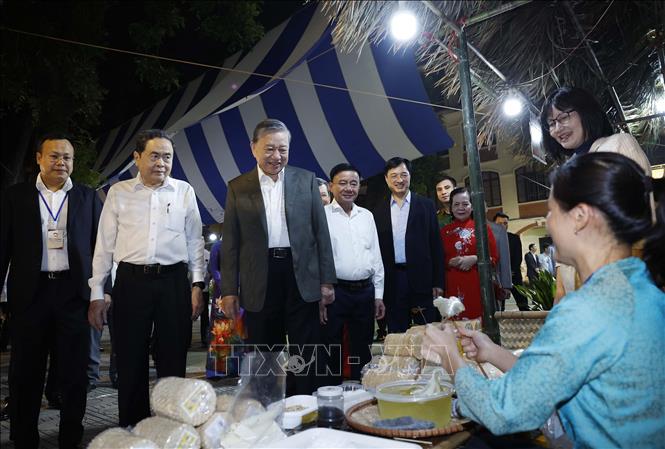 Tổng Bí thư Tô Lâm, Chủ tịch Quốc hội Trần Thanh Mẫn, Thường trực Ban Bí thư Trần Cẩm Tú và đại biểu tham quan các gian hàng OCOP. Ảnh: Thống Nhất – TTXVN
