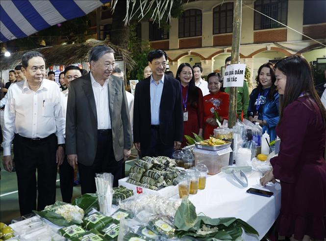 Tổng Bí thư Tô Lâm và đại biểu tham quan các gian hàng OCOP. Ảnh: Thống Nhất – TTXVN