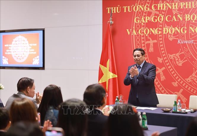 Thủ tướng Phạm Minh Chính gặp cán bộ Đại sứ quán và cộng đồng người Việt Nam tại Kuwait. Ảnh: Dương Giang-TTXVN 